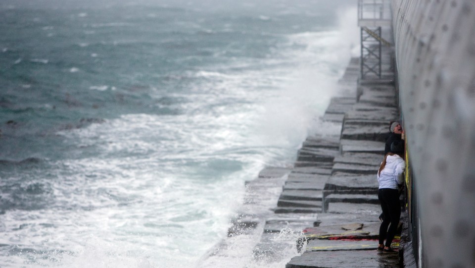 Dallas Road Storm Nov 17, 2015 ©Kevin Light Macleans 0023